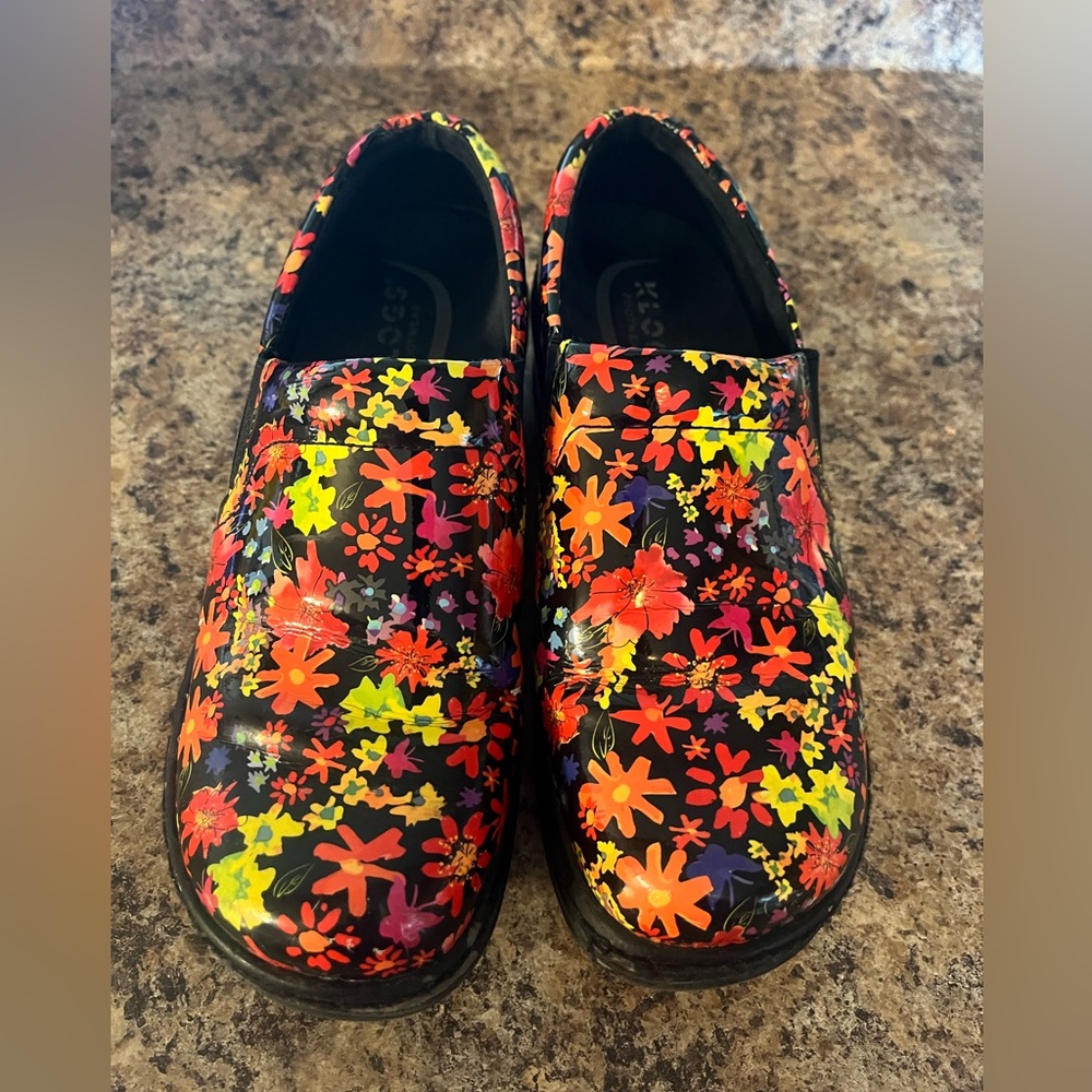 Klogs non-slip floral shoe. There are some black off the toe and heel 7.5M